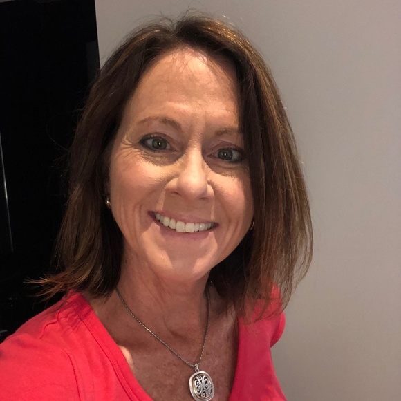 Meet your Posher, Lisa - Picture 1 of 3